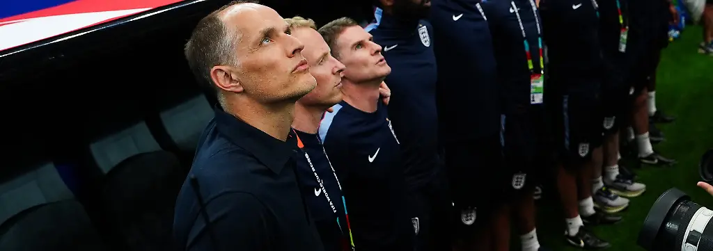 Fussball-Maenner-WM-England-Kroatien-Vorrunde-Gruppe-L-1-Spieltag-Dallas-Stadion-Der-englische-Nationaltrainer-Thomas-Tuchel-wird-vor-dem-Spiel-fotografiert-EINSCHRAeNKUNGEN-Die-Nutzung-unterliegt-Einschraenkungen-Ausschliesslich-redaktionelle-Nutzung-keine-kommerzielle-Nutzung-ohne-vorherige-Zustimmung-des-Rechteinhabers