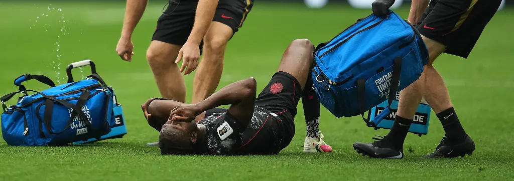 Fussball-Maenner-WM-2026-Kanada-Katar-Vorrunde-Gruppe-B-2-Spieltag-BC-Place-Vancouver-Der-Kanadier-Ismael-Kone-unten-liegt-mit-einer-Verletzung-auf-dem-Rasen-und-wird-medizinisch-versorgt