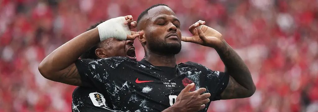 Fussball-Maenner-WM-2026-Kanada-Katar-Vorrunde-Gruppe-B-2-Spieltag-BC-Place-Vancouver-Der-Kanadier-Cyle-Larin-bejubelt-sein-Tor-zum-1-0