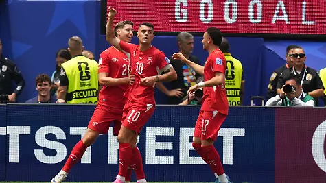 Fussball-Maenner-WM-Schweiz-Bosnien-Herzegowina-Vorrunde-Gruppe-B-2-Spieltag-Los-Angeles-Stadion-Der-Schweizer-Granit-Xhaka-M-gestikuliert-nach-seinem-Elfmeter-Tor-zum-4-1