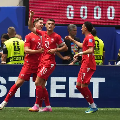 Fussball-Maenner-WM-Schweiz-Bosnien-Herzegowina-Vorrunde-Gruppe-B-2-Spieltag-Los-Angeles-Stadion-Der-Schweizer-Granit-Xhaka-M-gestikuliert-nach-seinem-Elfmeter-Tor-zum-4-1