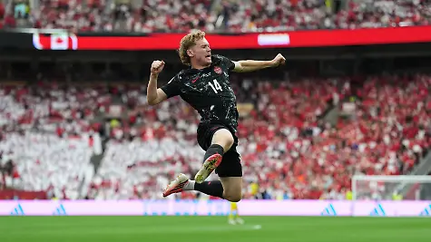 Fussball-Maenner-WM-2026-Kanada-Katar-Vorrunde-Gruppe-B-2-Spieltag-BC-Place-Vancouver-Der-Kanadier-Jacob-Shaffelburg-jubelt-ueber-das-Tor-zum-5-0-nachdem-Mohamed-Mannai-aus-Katar-ein-Eigentor-erzielt-hat
