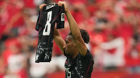 Fussball-Maenner-WM-2026-Kanada-Katar-Vorrunde-Gruppe-B-2-Spieltag-BC-Place-Vancouver-Der-Kanadier-Nathan-Saliba-haelt-nach-seinem-Tor-zum-4-0-das-Trikot-von-Ismael-Kone-hoch-Kone-hatte-sich-im-Spiel-verletzt-und-musste-vom-Feld-getragen-werden