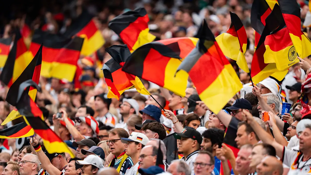 FIFA-Fussball-Weltmeisterschaft-2026-Gruppe-E-Spiel-1-Deutschland-vs-Curacao-14-06-2026-im-NRG-Stadium-in-Houston-Texas-Deutschland-Fans-Fahnen-Deutschlandfahne-deutsche-Zuschauer-Tribuene-Fans-2026-FIFA-World-Cup-Group-E-Match-1-Germany-vs