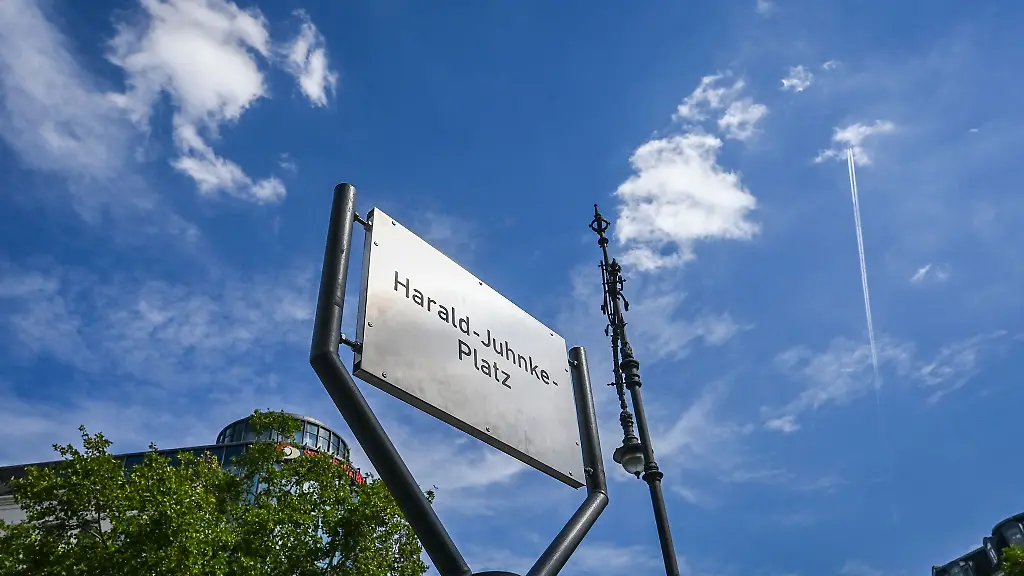 Das-Schild-am-Harald-Juhnke-Platz-am-Berliner-Kurfuerstendamm