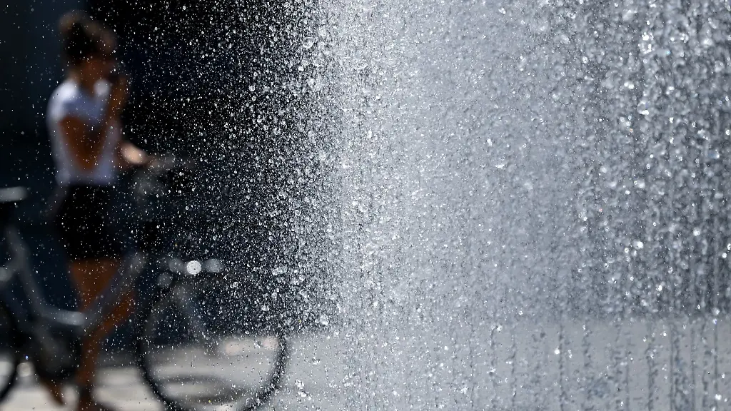 Abkuehlung-ist-in-diesen-Tagen-gefragt-Es-bleibt-hochsommerlich-heiss