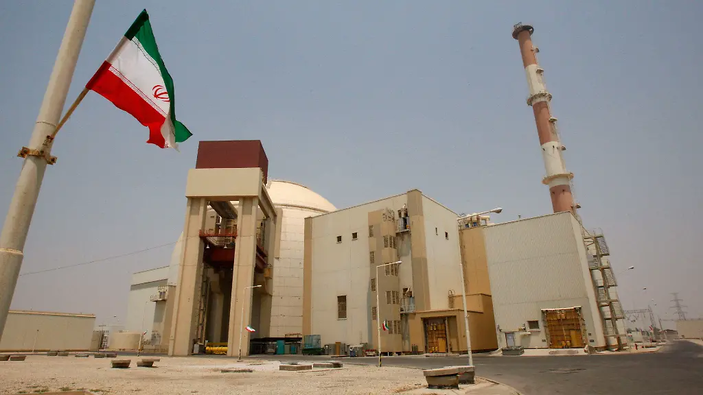 ARCHIV-21-08-2010-Iran-Bushehr-Eine-iranische-Flagge-flattert-vor-dem-Reaktorgebaeude-des-Kernkraftwerks-Buscher