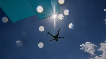 601705112
