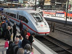 "Bedauern Anlaufschwierigkeiten": Nach Generalsanierung Berlin–Hamburg: Kaum ein Zug fährt pünktlich