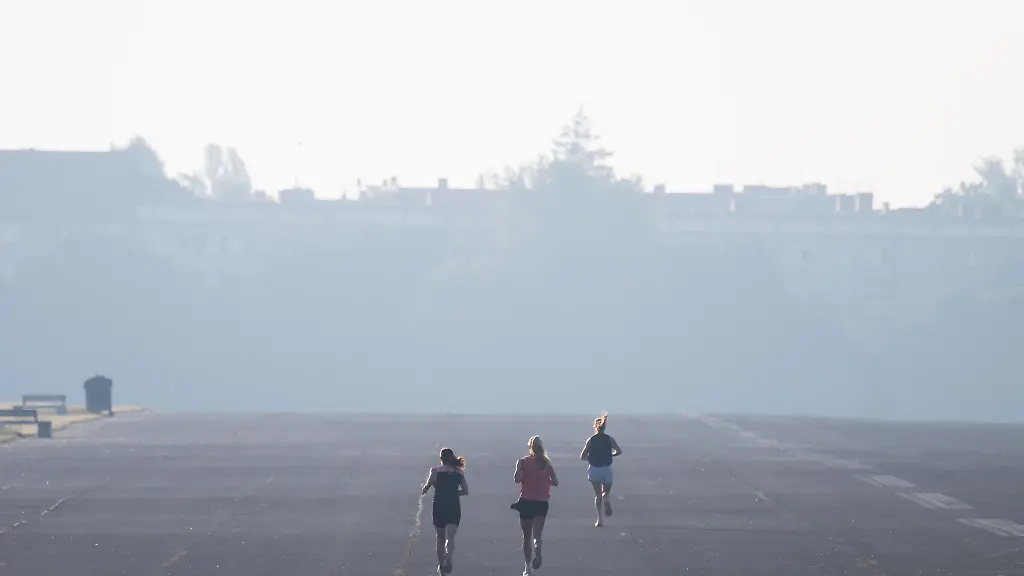 Das-Sommerwetter-lockt-zum-morgendlichen-Joggen-aufs-Tempelhofer-Feld