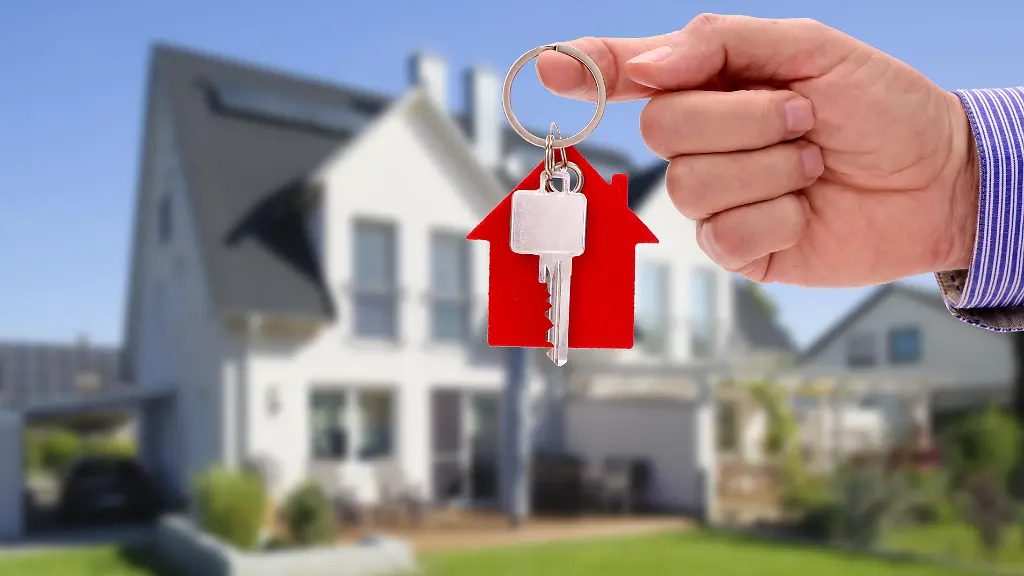Hausschluessel-als-Angbot-fuer-neues-Eigenheim-und-Wohnung