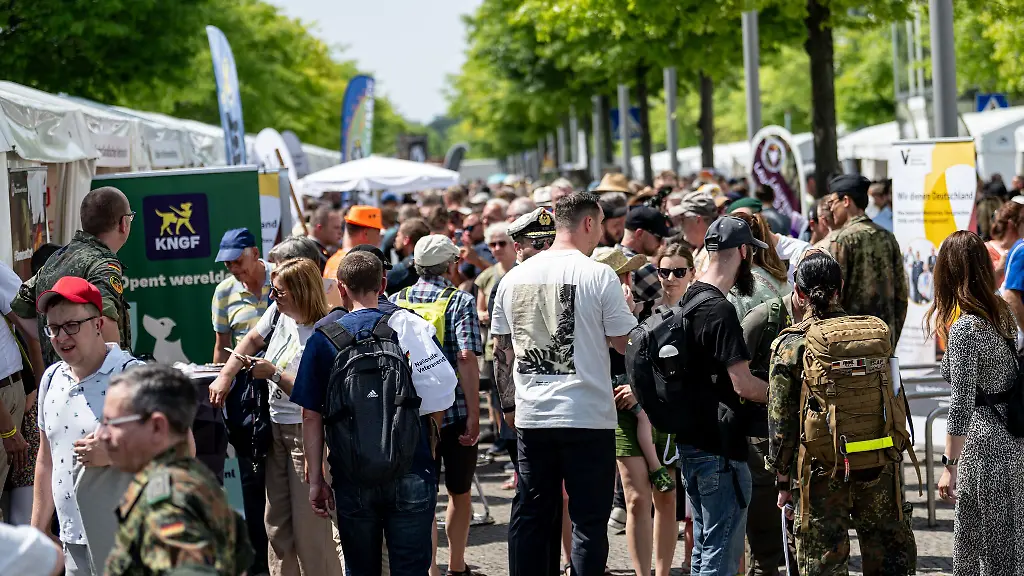 Wegen-des-zweiten-Veteranentags-und-der-grossen-Feier-rund-um-den-Reichstag-ist-mit-Sicherheitsmassnahmen-und-weitraeumigen-Sperrungen-zu-rechnen