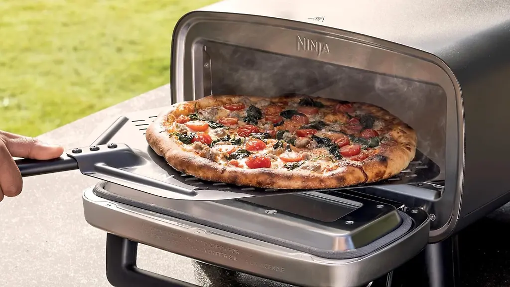 Der-Ninja-Artisan-Outdoor-Pizzaofen-faellt-als-professionell-aufbereitetes-Geraet-auf-einen-neuen-Bestpreis