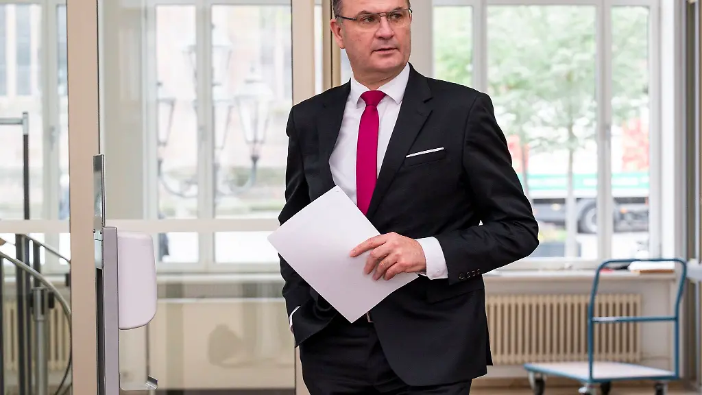 Der-bayerische-Finanzminister-Albert-Fueracker-CSU-spricht-von-erheblichen-Anstrengungen-um-die-korrekte-Besteuerung-von-Influencern-und-anderen-Social-Media-Akteuren-sicherzustellen