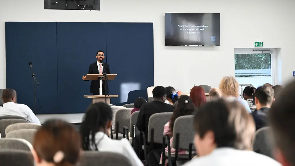 In-dem-renovierten-aber-schmucklosen-Gebaeude-feiern-drei-Gemeinden-der-Zeugen-Jehovas-wieder-Gottesdienste