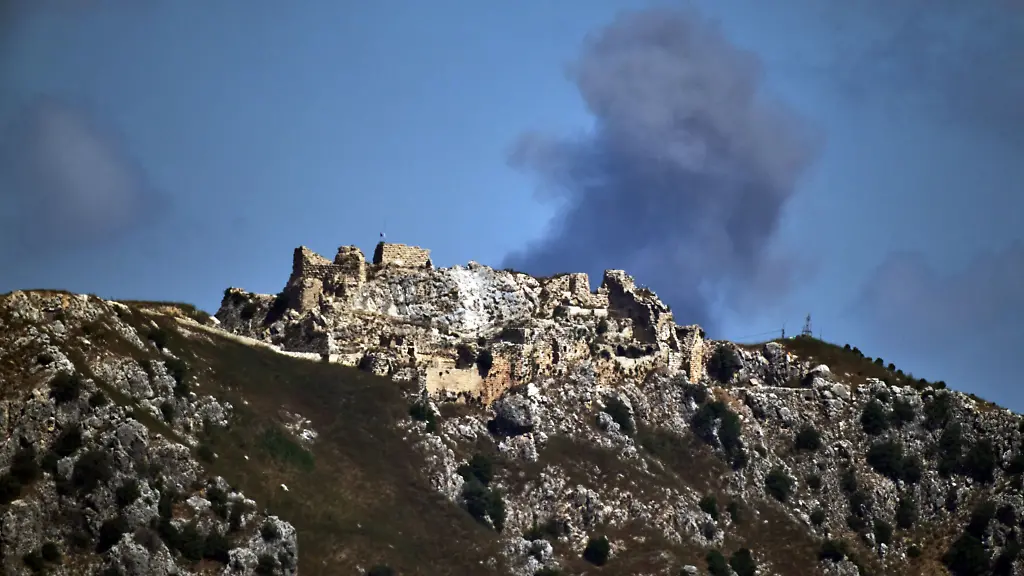 19-06-2026-Israel-Nach-einem-israelischen-Militaerschlag-im-Suedlibanon-steigt-hinter-der-Burg-Beaufort-Rauch-in-den-Himmel-auf-aufgenommen-aus-Nordisrael