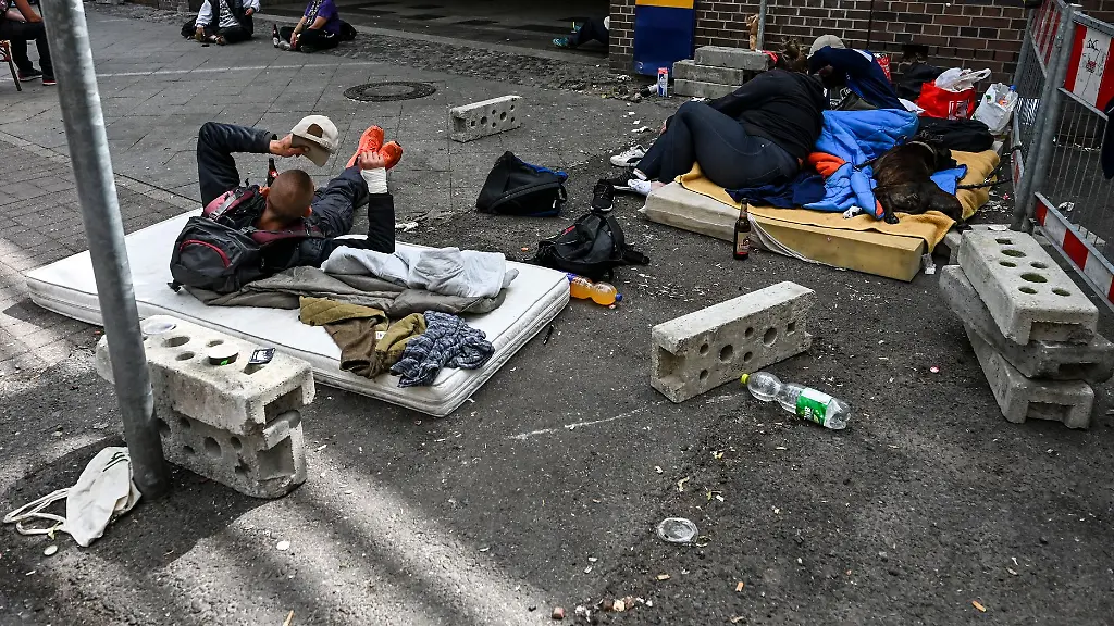 Obdachlose-Menschen-sind-am-Bahnhof-Zoo-zu-sehen