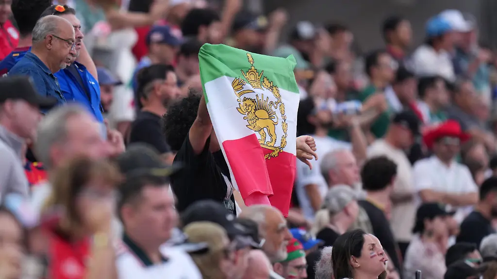 Fussball-Maenner-WM-Vorrunde-Gruppe-G-1-Spieltag-Iran-Neuseeland-Los-Angeles-Stadium-Fans-reagieren-waehrend-der-iranischen-Nationalhymne-vor-dem-WM-Gruppenspiel