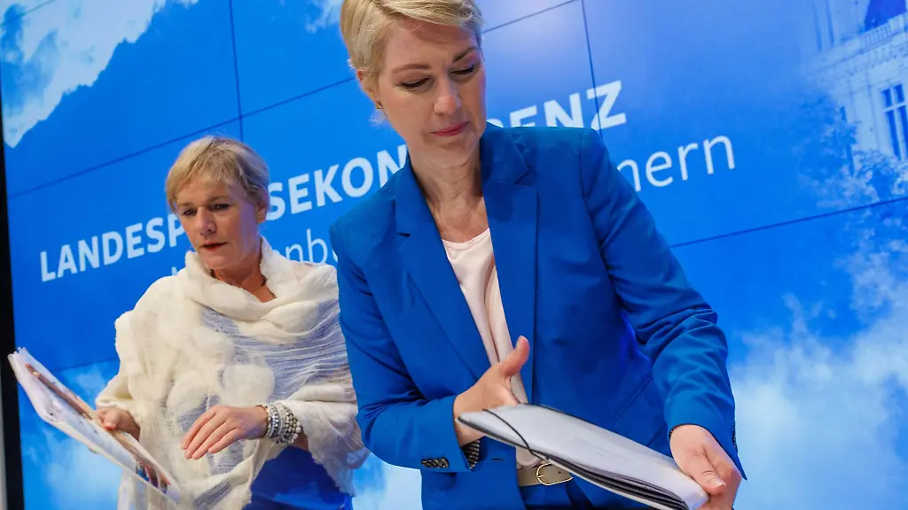 Ministerpraesidentin-Manuela-Schwesig-SPD-und-ihre-Stellvertreterin-Simone-Oldenburg-SPD-zeigen-sich-zufrieden