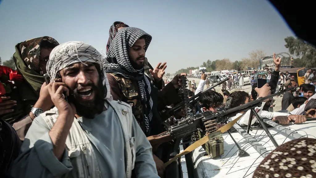 Taliban-Kaempfer-fahren-auf-einem-gepanzerten-Fahrzeug-an-einem-Kontrollpunkt-nahe-dem-Grenzuebergang-Torkham-zwischen-Pakistan-und-Afghanistan