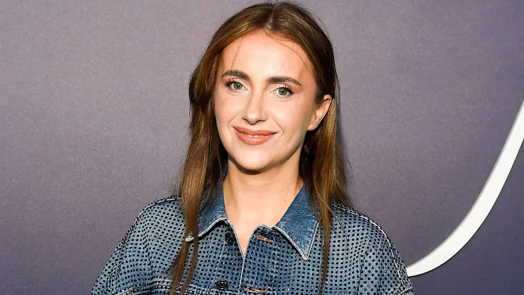 abb-Maxton-Hall-Anna-Heiser-zu-Gast-auf-dem-blauen-Teppich-bei-der-Premiere-der-Amazon-Prime-TV-Serie-Maxton-Hall-Die-Welt-zwischen-uns-Staffel-2-im-Tempodrom-am-17-10