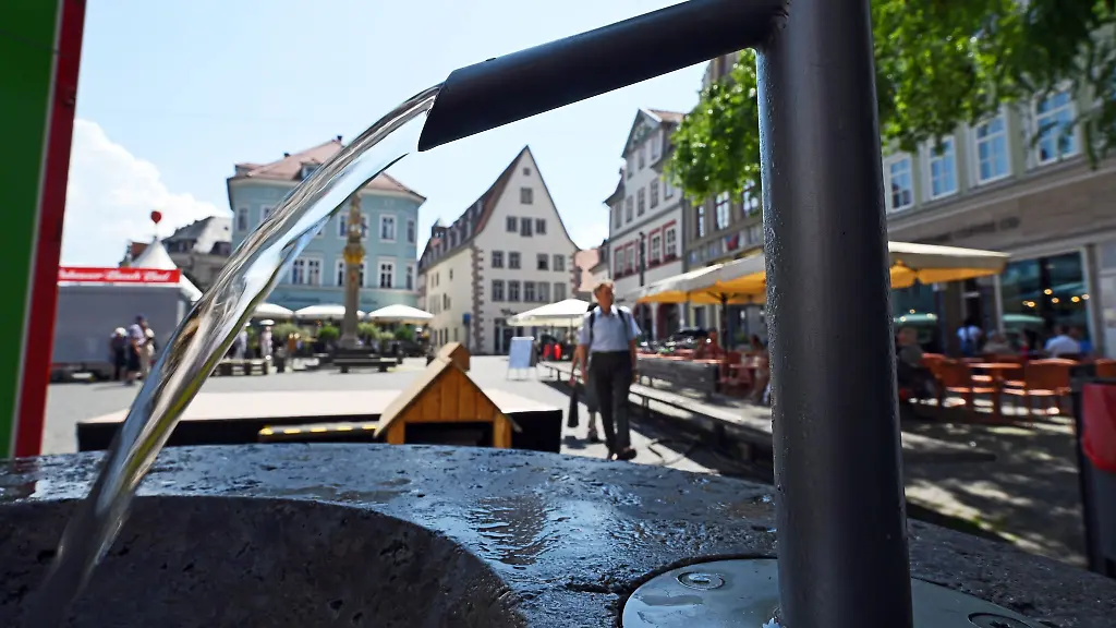 Erfrischung-in-Erfurt-an-einem-Trinkbrunnnen