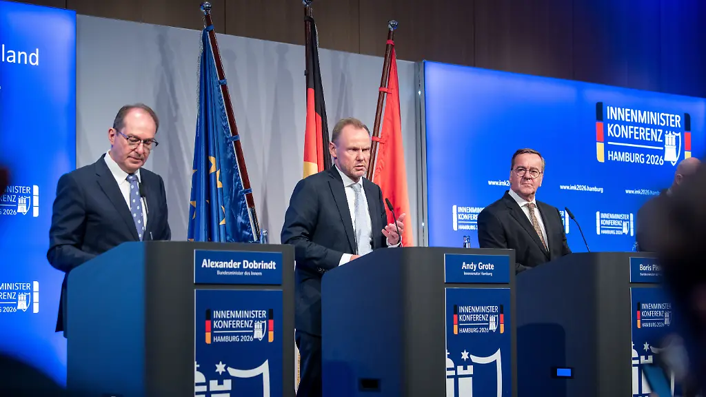 Alexander-Dobrindt-CSU-l-r-Bundesinnenminister-Andy-Grote-SPD-Hamburgs-Innensenator-und-Boris-Pistorius-SPD-Bundesverteidigungsminister-stehen-waehrend-einer-Pressekonferenz-nach-der-Innenministerkonferenz-IMK-2026-zusammen-auf-dem-Podium