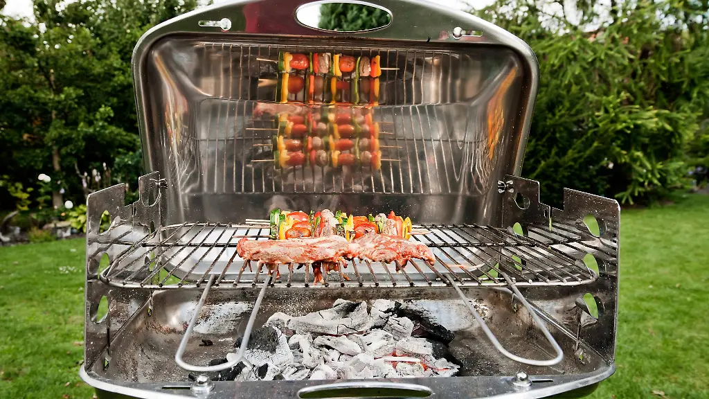 Erst-wenn-die-Holzkohle-von-einer-weissen-Ascheschicht-bedeckt-ist-sollte-das-Grillgut-auf-den-Rost