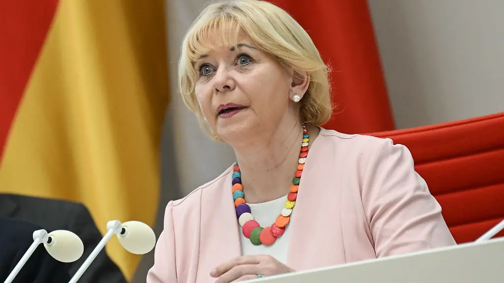 Brandenburgs-Landtagspraesidentin-Ulrike-Liedtke-hat-die-Abgeordneten-in-die-Sommerpause-des-Parlaments-verabschiedet-mit-einem-Gedicht