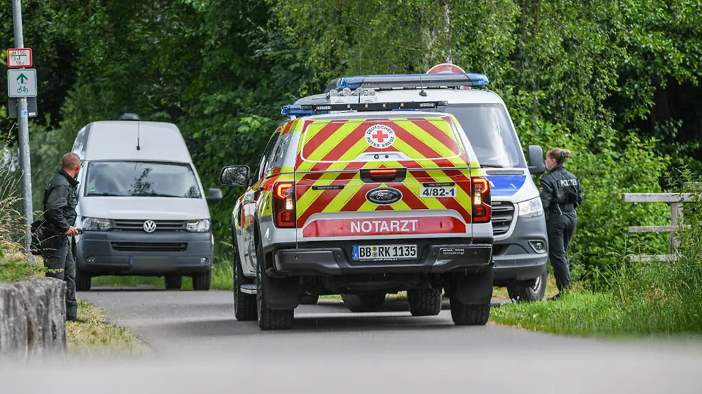 Einsatzkraefte-von-Rettungsdienst-und-Polizei-sind-bei-der-Suche-nach-einem-vermissten-Kleinkind-im-Einsatz