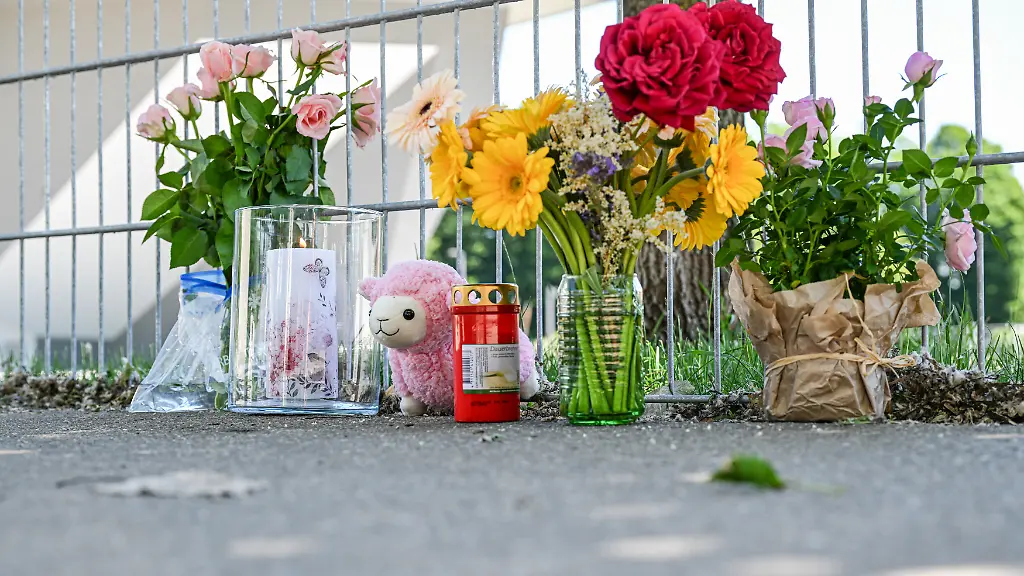 Nach-dem-Fund-von-leblosem-Kind-im-Auto-stehen-Blumen-und-Andenken-an-der-Unfallstelle-dpa-Bildfunk
