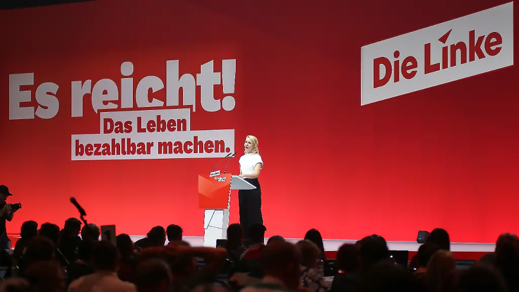 Potsdam-Brandenburg-Deutschland-Metropolis-Halle-Bundesparteitag-der-Linkspartei-Ines-Schwerdtner-haelt-eine-Rede