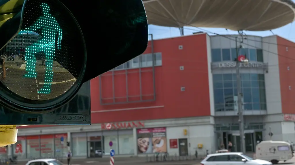 Das-gruene-Ampelmaennchen-an-der-neuen-Breakdance-Ampel-zeigt-eine-stilisierte-Breakdance-Pose