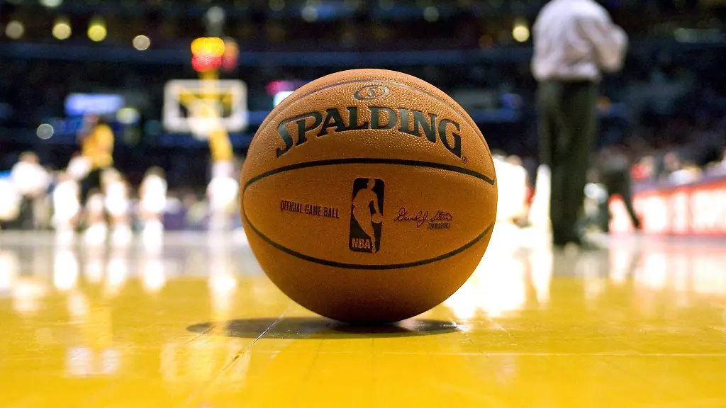 Bildnummer-02541450-Datum-17-12-2006-Copyright-imago-Icon-SMI-Spalding-Ball-offizieller-Ball-der-NBA-PUBLICATIONxINxGERxSUIxAUTxHUNxONLY-Icon91090287-Aufmacher-Vdig-quer-Basketball-Basketbaelle-Ausruester-Sportausruester-Hersteller-Sportartikelhersteller-Sportartikel-Schriftzug-Logo-Ligalogo-Emblem-Ligaemblem-Sportgeraet-Spielgeraet-official-game-ball-Spielgeraete-Sportgeraete-feature-NBA-2006-2007-Vdig-quer-Boden-Parkett-Los-Angeles-LA-L-A