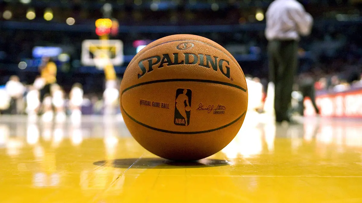 Bildnummer-02541450-Datum-17-12-2006-Copyright-imago-Icon-SMI-Spalding-Ball-offizieller-Ball-der-NBA-PUBLICATIONxINxGERxSUIxAUTxHUNxONLY-Icon91090287-Aufmacher-Vdig-quer-Basketball-Basketbaelle-Ausruester-Sportausruester-Hersteller-Sportartikelhersteller-Sportartikel-Schriftzug-Logo-Ligalogo-Emblem-Ligaemblem-Sportgeraet-Spielgeraet-official-game-ball-Spielgeraete-Sportgeraete-feature-NBA-2006-2007-Vdig-quer-Boden-Parkett-Los-Angeles-LA-L-A
