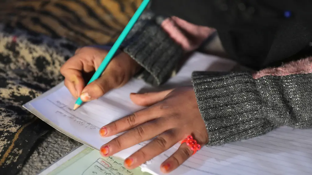 2020-04-01T113827Z-774693280-RC2NVF9MVX7E-RTRMADP-3-HEALTH-CORONAVIRUS-SYRIA-LEARNING