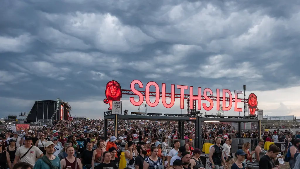Zahlreiche-Festivalbesucher-verlassen-beim-Auftakt-des-Southside-Festivals-das-Festivalgelaende-Aufgrund-des-Wetters-wurde-das-Gelaende-evakuiert