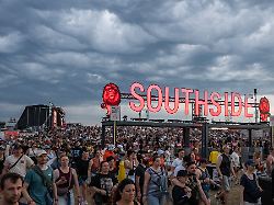 Dunkle Wolken ziehen auf : Southside-Festival steht wegen Unwetter-Warnung plötzlich still