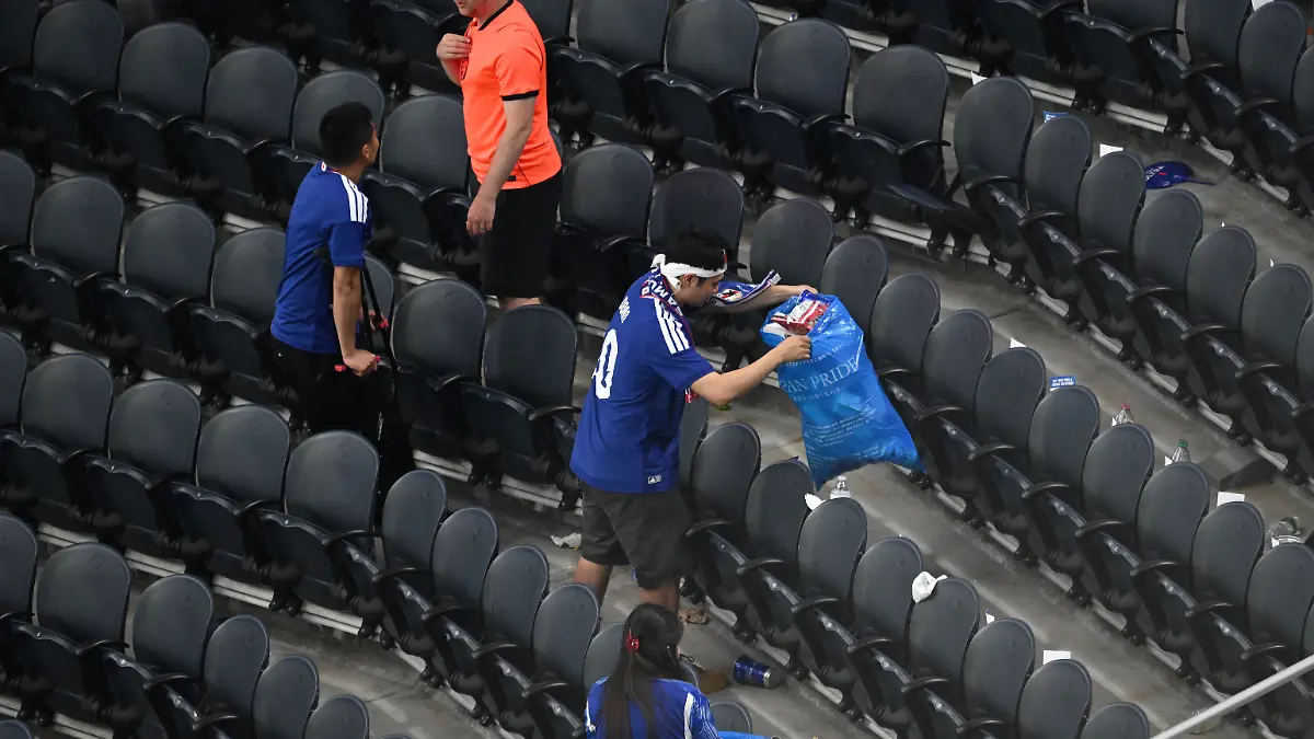 Fussball-WM-2026-Niederlande-Japan-Vorrunde-Gruppe-F-1-Spieltag-Dallas-Stadion-Japanische-Fans-raeumen-nach-dem-WM-Gruppenspiel-den-Muell-im-Stadion-auf