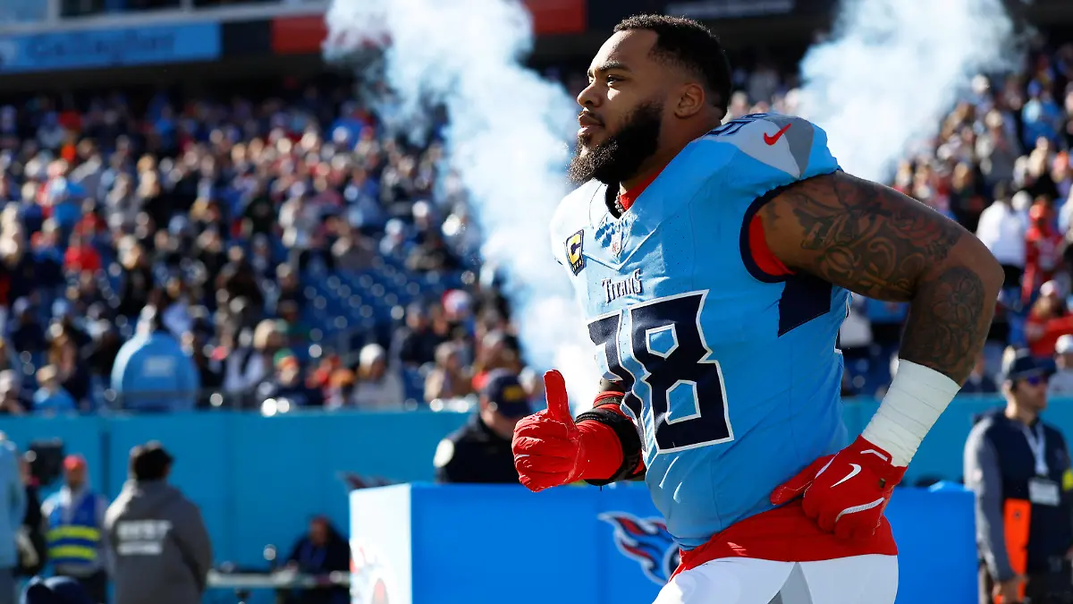 NASHVILLE-TN-DECEMBER-21-Tennessee-Titans-defensive-tackle-Jeffery-Simmons-98-runs-onto-the-field-during-player-introductions-prior-to-a-game-between-the-Tennessee-Titans-and-Kansas-City-Chiefs-December-21-2025-at-Nissan-Stadium-in-Nashville-Tennessee