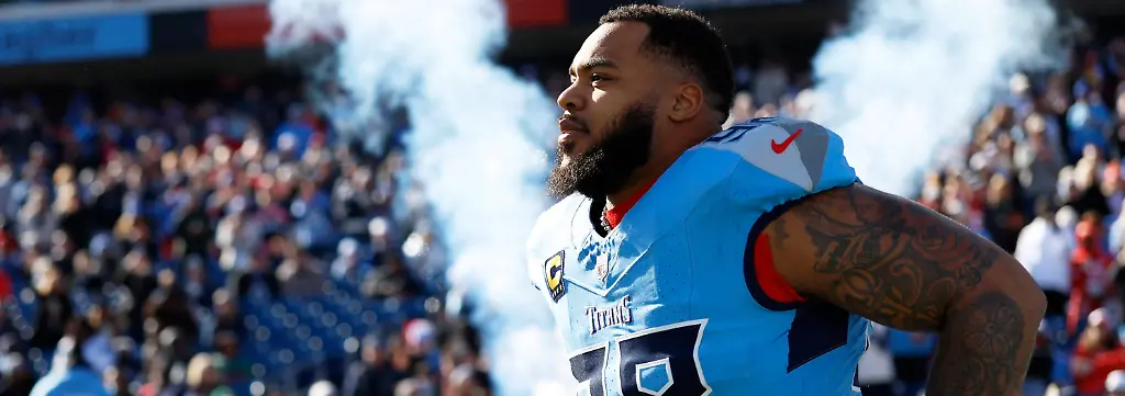 NASHVILLE-TN-DECEMBER-21-Tennessee-Titans-defensive-tackle-Jeffery-Simmons-98-runs-onto-the-field-during-player-introductions-prior-to-a-game-between-the-Tennessee-Titans-and-Kansas-City-Chiefs-December-21-2025-at-Nissan-Stadium-in-Nashville-Tennessee