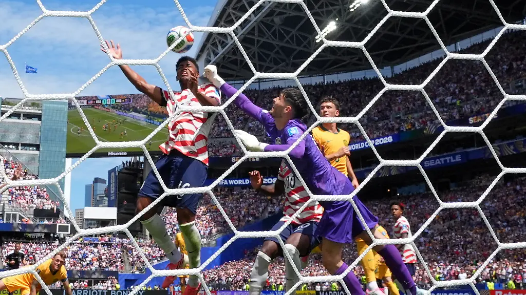 Fussball-Maenner-WM-2026-USA-Australien-Vorrunde-Gruppe-D-Spieltag-2-Seattle-Stadion-Der-US-Amerikaner-Alex-Freeman-l-erzielt-das-zweite-Tor-seiner-Mannschaft-zum-2-0