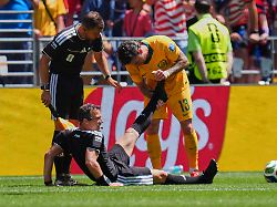 Fussball Maenner WM 2026 USA Australien Vorrunde Gruppe D Spieltag 2 Seattle Stadion Schiedsrichter Felix Zwayer Deutschland Sitzt Auf Dem Rasen Bekommt Vom Australier Aiden O Neill Unterstuetzung