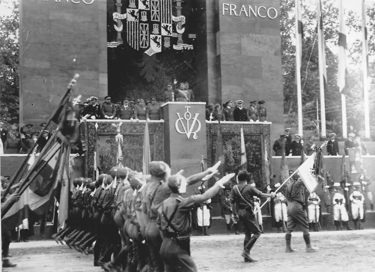 Infantrie-vor-Franco-28-Maerz-1939-Spanischer-Buergerkrieg-1936-1939-Siegesparade-nach-dem-Einmarsch-der-nationalspanischen-Truppen-in-Madrid-am-28-Maerz-1939-Vorbeimarsch-der-Infanterie-vor-dem-Caudillo-Francisco-Franco-Foto