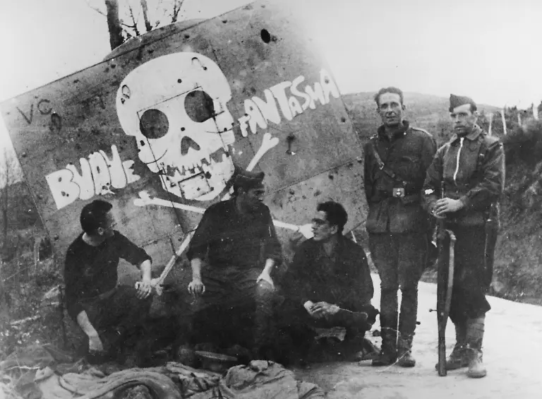 Nationalspan-Soldaten-vor-Lastwagen-Spanischer-Buergerkrieg-1936-1939-Offensive-der-nationalspanischen-Truppen-unter-General-Mola-an-der-baskischen-Front-Nationalspanische-Soldaten-vor-einem-eroberten-Lastwagen-mit-anarchistischen-Symbolen-auf-der-Strasse-nach-Ochandio-Foto-20-April-1937