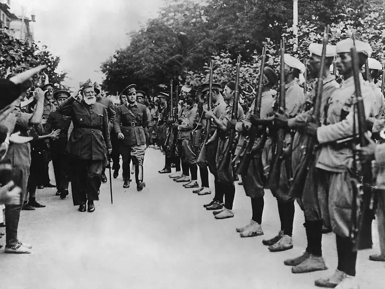 General-Miguel-Cabanellas-nimmt-in-Burgos-marokkanische-Truppenteile-ab-die-fuer-die-Front-bei-San-Sebastian-bestimmt-sind