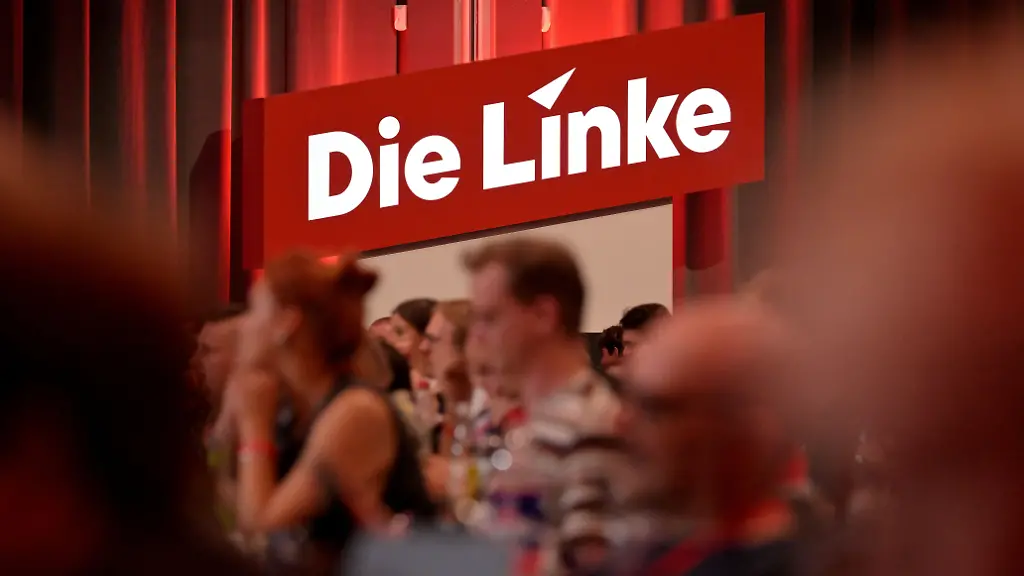 Delegierte-tagen-waehrend-des-10-Bundesparteitages-der-Linken-in-der-Metropolis-Halle-in-Potsdam-Schwerpunkte-des-dreitaegigen-Parteitages-sind-die-Wahl-des-Parteivorstandes-und-die-inhaltliche-politisch-aktuelle-Debatte