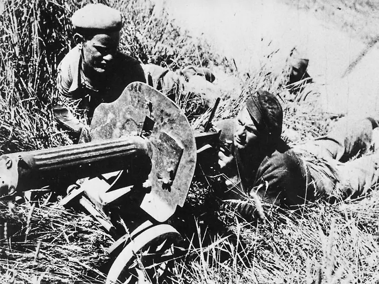 International-brigade-soldiers-with-a-Soviet-Russian-machine-gun-during-the-Spanish-Civil-War