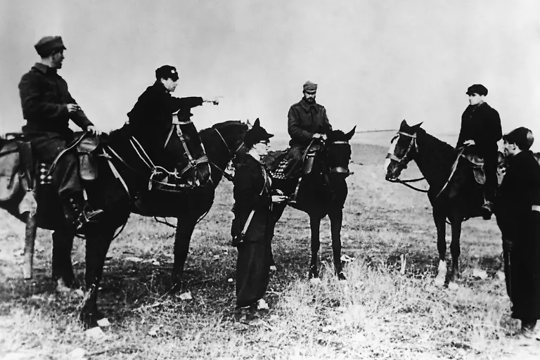 Aufnahme-von-sechs-republikanischen-Soldaten-vier-zu-Pferd-eines-unbekannten-Batallions-der-Internationalen-Brigaden-1937-an-der-Teruel-Front-waehrend-des-Spanischen-Buergerkriegs-in-Spanien-Aufnahmedatum-01-01-1937-31-12