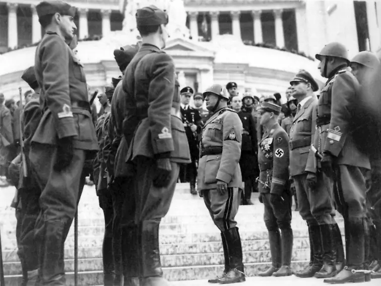 Der-Duce-Benito-Mussolini-M-begruesst-am-30-Oktober-1937-in-Rom-vor-dem-Victor-Emanuel-Denkmal-italienische-Spanienkaempfer-Hinter-Mussolini-Reichsminister-Rudolf-Hess-und-SA-Fuehrer-Viktor-Lutze-neben-Hess-mit-Hakenkreuz-Armbinde-Nach-dem-Aufstand-der-Garnisonen-in-Spanisch-Marokko-am-17-Juli-1936-brach-auf-der-spanischen-Halbinsel-der-Buergerkrieg-zwischen-den-nationalistisch-faschistischen-Truppen-unter-Francisco-Franco-und-den-Republikanern-gestuetzt-von-internationalen-Brigaden-aus-Der-Buergerkrieg-endete-am-28-Maerz-1939-mit-dem-Einzug-der-nationalistischen-Truppen-in-Madrid-General-Franco-etablierte-sich-als-Diktator